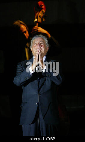 Sänger Tony Bennett singt eine Spendenaktion für John Kerry in Santa Monica, Kalifornien.  am 21. August 2004. Bildnachweis: Francis Specker Stockfoto