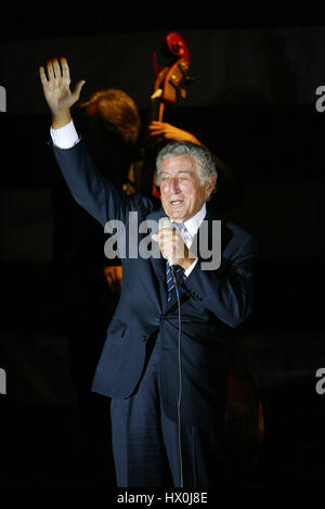 Sänger Tony Bennett singt eine Spendenaktion für John Kerry in Santa Monica, Kalifornien.  am 21. August 2004. Bildnachweis: Francis Specker Stockfoto