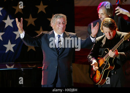 Sänger Tony Bennett singt eine Spendenaktion für John Kerry in Santa Monica, Kalifornien.  am 21. August 2004. Bildnachweis: Francis Specker Stockfoto