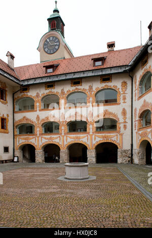 Burg in Idrija, alte slowenische Stadt. Ab 2012 zum UNESCO-Weltkulturerbe Stockfoto