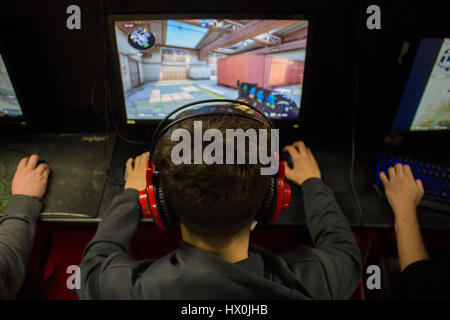 Mannschaften spielen in 5V5 Counter-Strike global offensive LAN zu sprechen und Surfen, spielen in Cardiff, Wales. Stockfoto