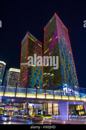 LAS VEGAS - 24 NOV: Die gekippte Veer Towers in Las Vegas am 24. November 2016. Veer Towers sind zwei 37-Geschichte, 480-Fuß, Behausung Türme befindet sich wit Stockfoto