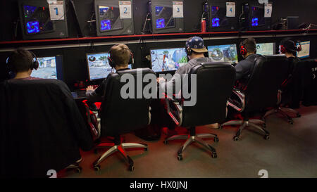 Mannschaften spielen in 5V5 Counter-Strike global offensive LAN zu sprechen und Surfen, spielen in Cardiff, Wales. Stockfoto