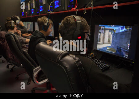 Mannschaften spielen in 5V5 Counter-Strike global offensive LAN zu sprechen und Surfen, spielen in Cardiff, Wales. Stockfoto