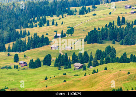 Mit Blick auf Berghütten in Seiser Alm, Südtirol Stockfoto