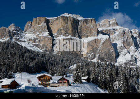 Chalet und Bäume unter dem Schnee in die idyllische Landschaft der Dolomiten im Val di Fassa Stockfoto