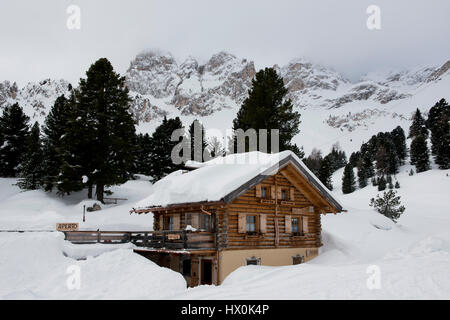 Chalet und Bäume unter dem Schnee in die idyllische Landschaft der Dolomiten im Val di Fassa Stockfoto