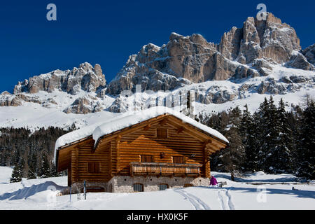 Chalet und Bäume unter dem Schnee in der idyllischen Landschaft des Dolomiti in Trentino-Südtirol Stockfoto