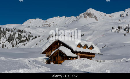 Chalet unter dem Schnee in die idyllische Landschaft der Dolomiten im Val di Fassa Stockfoto