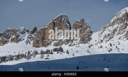 Das idyllische Panorama der schneebedeckten Gipfel der Dolomiti. Stockfoto