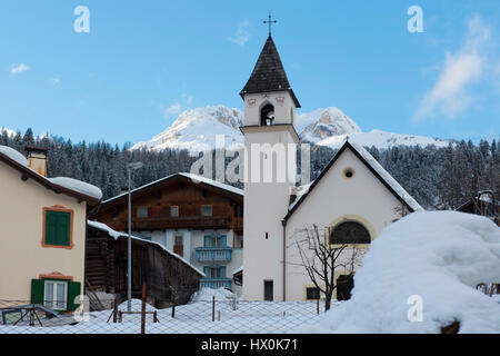 Alte Kirche in Soraga, kleines Dorf im Val di Fassa, Trentino, Italien Stockfoto