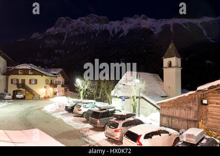 Alte Kirche in Soraga, kleines Dorf im Val di Fassa, Trentino, Italien Stockfoto