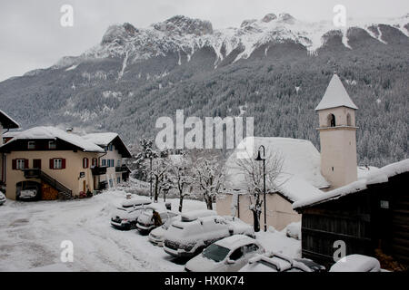 Alte Kirche in Soraga, kleines Dorf im Val di Fassa, Trentino, Italien Stockfoto