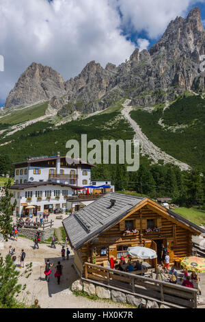 Blick über die Gardeccia Hütte und der Rosengarten-Gruppe in den Dolomiten. Stockfoto