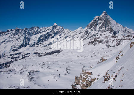 Blick vom Plateau Rosa über das Matterhorn-Tal und seine Hänge Stockfoto