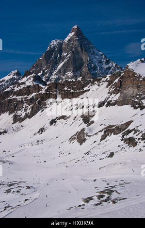 Blick vom Plateau Rosa über das Matterhorn-Tal und seine Hänge Stockfoto