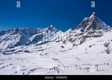 Blick vom Plateau Rosa über das Matterhorn-Tal und seine Hänge Stockfoto