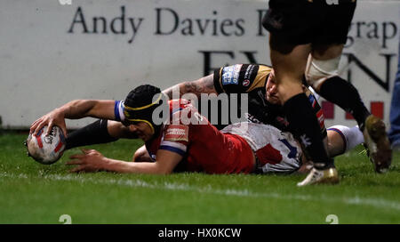 Wakefield Ben Jones-Bishop erhält einen Versuch während der Betfred Super-League-Spiel bei Belle Vue, Wakefield. Stockfoto