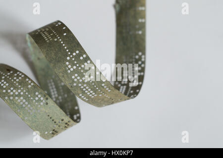 Streifen von alten gestanzt Band auf weiße Fläche Stockfoto
