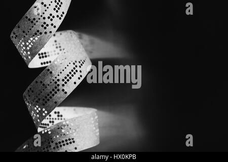 Streifen von alten gestanzt Band auf weiße Fläche Stockfoto