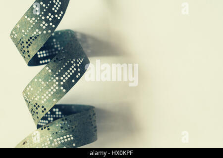 Streifen von alten gestanzt Band auf weiße Fläche Stockfoto