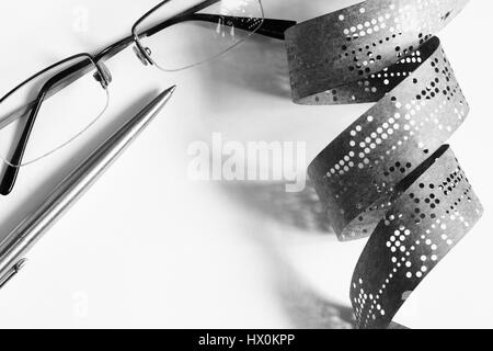 Streifen von alten gestanzt Band auf weiße Fläche Stockfoto