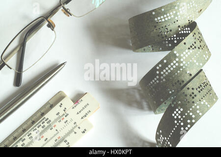 Streifen von alten gestanzt Band auf weiße Fläche Stockfoto