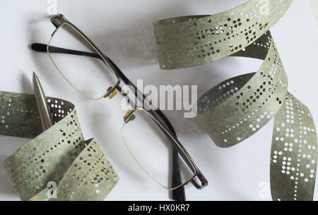 Streifen von alten gestanzt Band auf weiße Fläche Stockfoto