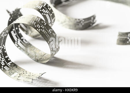 Streifen von alten gestanzt Band auf weiße Fläche Stockfoto