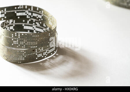 Streifen von alten gestanzt Band auf weiße Fläche Stockfoto