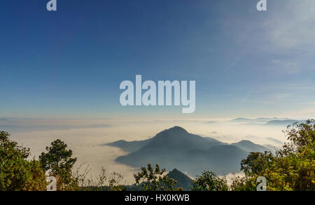 Blick auf die Vulkane von Lago Atitlan von Santa Maria in Guatemala Stockfoto