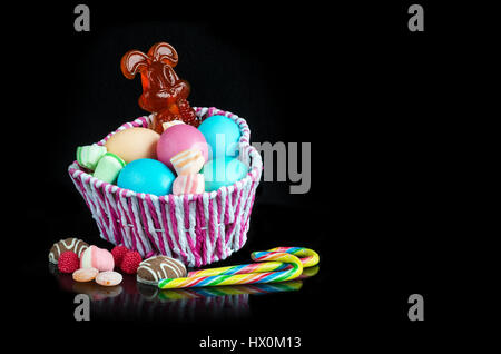 Ostern bunten Eiern und Süßigkeiten. Stockfoto