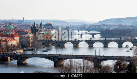 Blick auf die wichtigsten Brücken in Prag: Karlsbrücke, Schlossbrücke, Eisenbahnbrücke, Legion Brücke, Manes-Brücke Jirasek Brücke. Tschechien Stockfoto