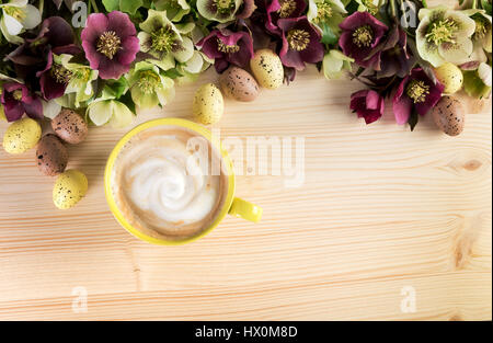 Kaffee Cappuccino Tasse Draufsicht auf hölzernen Ostern Hintergrund Stockfoto