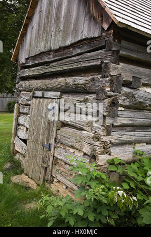 Teilweise mit Blick auf eine alte 1800s gehauenen log Lagerschuppen. Stockfoto