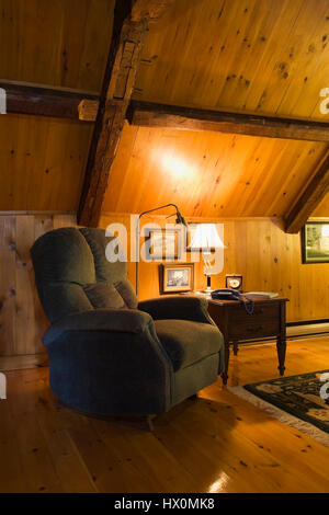 Grün gepolsterten Sessel im Zimmer im Dachgeschoss von 1740 Altes Haus Interieur. Stockfoto