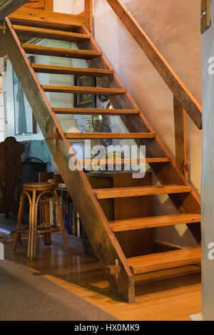 Gelbe pinewood Treppen 1740 Altes Haus Interieur. Stockfoto