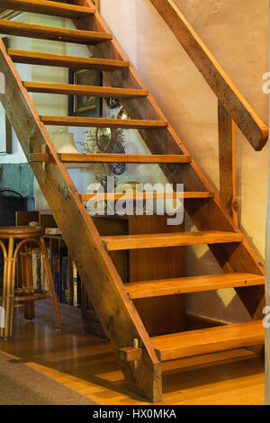 Gelbe pinewood Treppen 1740 Altes Haus Interieur. Stockfoto