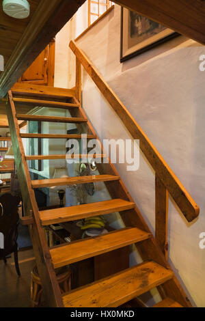 Gelbe pinewood Treppen 1740 Altes Haus Interieur. Stockfoto