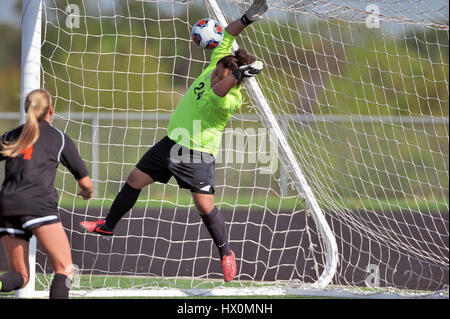 Keeper geschossen hat Pfeifen durch auf dem Weg zum Finden der Rückseite des Netzes für ein Ziel. Während einer High School. USA. Stockfoto