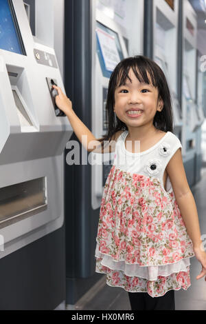 Asiatische chinesische Mädchen Kauf der Eintrittskarte an der MRT Station in Kuala Lumpur City, Malaysia. Stockfoto