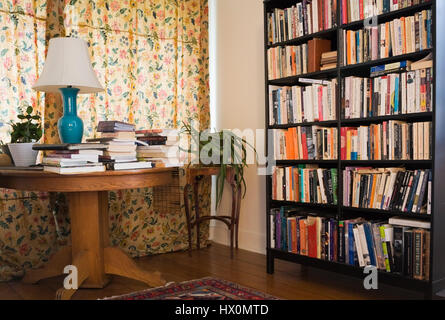 Weiß Bibliothek mit Bücherregal und Bücher über Round Table 1859 Canadiana altes Haus Interieur. Stockfoto