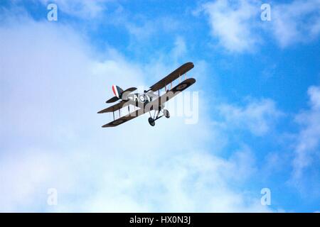 Sopwith 7F.1 jagen im Flug gegen blauen Himmel auf der Avalon Airshow, Australien, 2017. Stockfoto