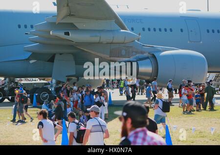 Seite der Boeing KC-135R STRATOTANKER auf der Avalon Airshow 2017 Menschen Zuflucht vor der Sonne in den Schatten. Stockfoto