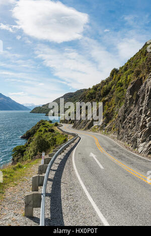 Straße führt am Lake Wakatipu entlang Devils Treppe, Otago und Southland, Neuseeland Stockfoto