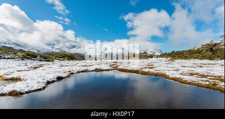 Bergsee auf dem Gipfel der Key Summit, Fjordland National Park, Westküste, Southland, Neuseeland Stockfoto