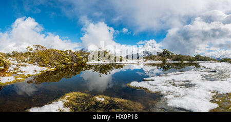 Schnee am Gipfel des Key Summit, Reflexion von Mt. Christina, Fjordland National Park, Westküste, Southland, Neuseeland Stockfoto