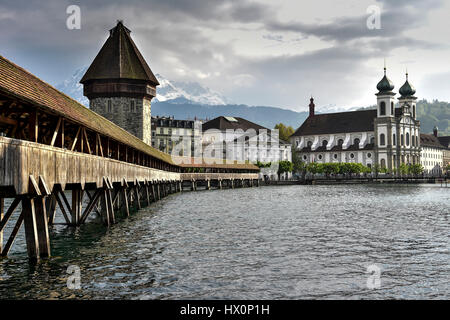 Kapellbrücke und Jesuitenkirche, Luzern, Schweiz Stockfoto