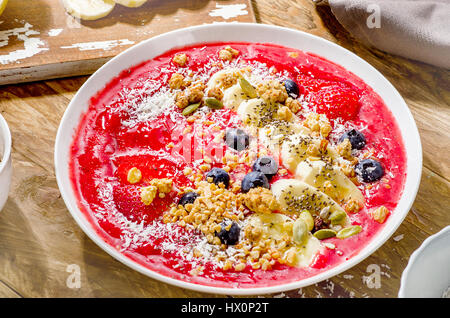 Gesundes Frühstück Berry Smoothie Schüssel garniert mit Banane, Beeren. Stockfoto