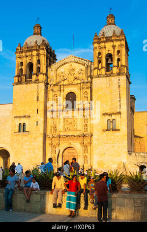 Ureinwohner vor der Kirche von Santo Domingo de Guzman, Zentrum, Oaxaca, Mexiko Stockfoto